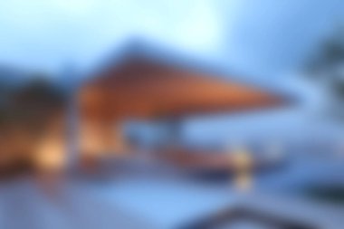 Pürüzsüz tasarım ve sakin ışıklandırmayla dolu güzel, modern bir açık hava yaşam alanı. Alacakaranlık saatlerinde rahatlamak için mükemmel..