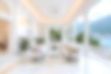 Yumuşak ışıklandırma ve canlı yeşil bitkilerin bulunduğu zarif ve modern bir iç mekan keşfedin. Rahatlamak için mükemmel ve davetkar bir yaşam alanı yaratın..