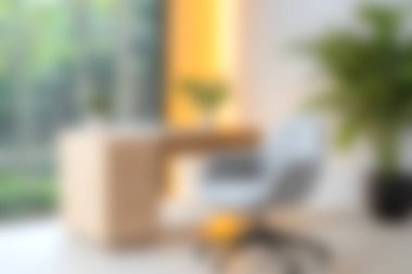 Rahat bir sandalye ve büyük bir pencereden yansıyan doğal ışıkla aydınlatılmış ahşap bir masanın yer aldığı modern bir çalışma alanı. İlham için ideal.