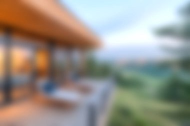 Modern bir açık hava yaşam alanı, şık mobilyalar ve çarpıcı doğa manzarası, rahatlamak ve evde huzurlu anların tadını çıkarmak için mükemmel..