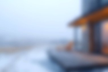 Büyüleyici bir kış sahnesi sisle kaplanmış, dış görünüşünü aydınlatan yumuşak bir ışıkla modern bir kulübeyi gözler önüne seriyor. Huzurlu manzarada kar ve huzurlu bir atmosfer var. Sıcacık bir kaçış için mükemmel..