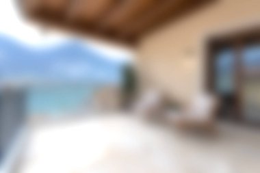 Huzurlu bir açık hava rahatlama alanı. Rahat sandalyeler, çarpıcı bir dağ manzarası ve göl manzarası. Rahatlık ve sükunet için mükemmel bir kaçış..