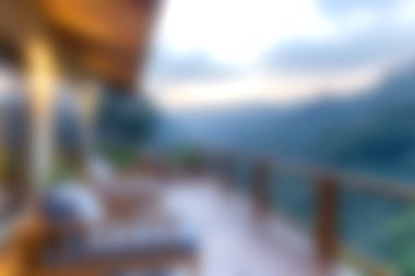 Samimi bir açık hava güvertesi nefes kesici bir dağ manzarası sunuyor, rahatlama ve doğal güzellik için ideal. Yumuşak odak, rüya gibi atmosferi güçlendirir..