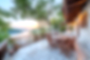 Sakin bir açık veranda, gün batımında panoramik bir okyanus manzarası sunan ahşap mobilyalarla dolu bir yemek alanına sahiptir. Rahatlamak ve kaçmak için mükemmeldir..