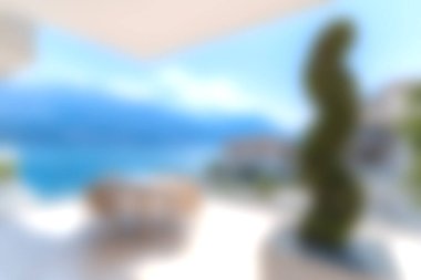 Bu resimde çarpıcı bir dağ manzarası, canlı bir yeşillik ve güzel bir açık hava manzarası olan modern bir villa sergileniyor. Rahatlamak için mükemmel..