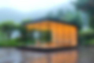 Yeşillik ve sisle çevrili modern bir minimalist kulübe, doğada sakin bir geri çekilme sunuyor, rahatlama ve estetik fotoğrafçılık için mükemmel..