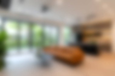 Parlak modern oturma odasında şık mobilyalar ve geniş pencereler var. Geniş ve davetkar bir atmosfer yaratıyorlar. İç tasarım ilhamı için mükemmel.