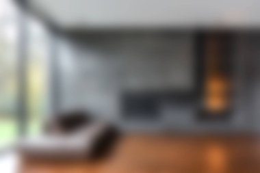 Bu resimde rahat bir kanepe, büyük bir pencere ve zarif bir iç tasarımın yer aldığı modern bir oturma odası sergilenmektedir. Uzay, konfor ve stili doğal ışıkla birleştirir..