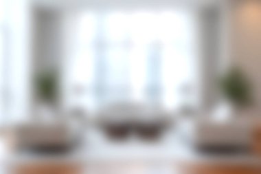 Geniş pencereleri, rahat mobilyaları ve zarif dekorları olan, samimi ve davetkar bir atmosfer yaratan parlak ve modern bir açık alan oturma odası..