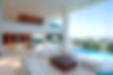 Zarif ve modern oturma odasında çarpıcı bir havuz manzarası olan geniş pencereler var. Tasarım, parlak ve havadar bir alanda rahatlığı ve rahatlığı vurguluyor..