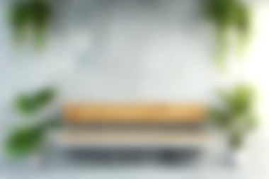 Rahat bir bank, yemyeşil bitkiler ve minimalist bir tasarımın olduğu sakin ve davetkar bir iç mekan deneyin. Rahatlama ve tarz için mükemmel..