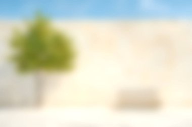 Bu resim, parlak bir gökyüzüne karşı kurulmuş yemyeşil bir ağacın altında basit bir bankın yer aldığı sakin bir dış mekan sergiliyor. Rahatlamak için mükemmel..