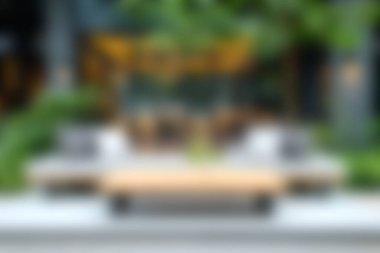 Modern mobilyaların bulunduğu sakin bir açık hava oturma alanının keyfini çıkarın. Yeşillik ve yemyeşil bitkilerle çevrili rahatlama ve sosyal toplantılar için mükemmel..