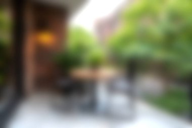 Yeşilliklerle çevrili modern mobilyaların bulunduğu rahat bir açık hava yemek alanı, doğal ortamlarda toplanma, yemek ve dinlenme için mükemmel..