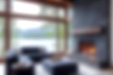 Konforlu bir şöminesi ve geniş pencereleri olan modern bir oturma odası, doğal ışık ve manzaranın huzurlu atmosferi artırmasına olanak sağlıyor..