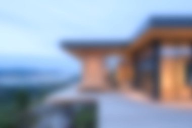 Zarif tasarım ve sıcak ışıklandırma içeren modern bir mimari mucize, sakin bir manzaraya karşı ayarlanmış, rahatlama ve ilham için pitoresk bir kaçış sunuyor.