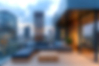 Bu resim modern bir şehir balkonunu, rahat koltukları ve alacakaranlıkta nefes kesen şehir silueti manzarasını gösteriyor. Rahatlamak için mükemmel..