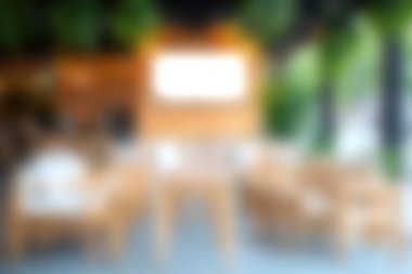 Zarif ahşap mobilyaların bulunduğu, yemyeşil, sakin bir ortamda rahatlamak ve keyif almak için mükemmel bir açık hava yemek alanı keşfedin..