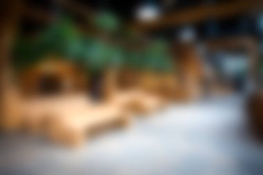 Kapalı mekanda doğal ahşap elementler ve yemyeşil sergilenen sakin bir atmosfer yaratarak rahatlamak ve ilham vermek için mükemmel bir ortam yaratıyor..