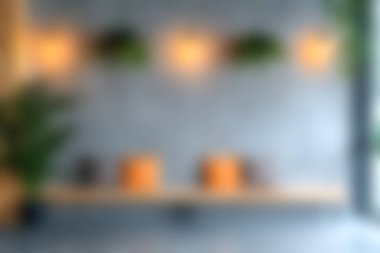 Bu görüntü, yumuşak ışıklandırma ve doğal bitkilerle huzurlu bir iç mekan yakalar. Rahatlama ve dekorasyon için mükemmel bir ortam yaratır..