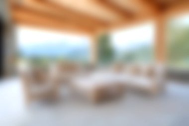 Bu resim, ahşap bir pergola altında rahat bir açık hava oturma alanı sunuyor, doğanın güzel manzarası ile rahatlatıcı bir atmosfer sunuyor. Boş zaman için mükemmel..