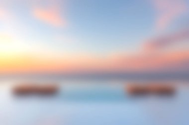 Huzurlu bir günbatımı sahnesi yumuşak bulutlarla dolu renkli bir gökyüzünün altında sakin bir su sergiliyor. Rahatlamak için mükemmel huzurlu bir atmosfer yaratıyor..