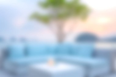 Yumuşak mavi yastıkların ve ateş çukurunun bulunduğu sakin bir açık hava alanı, gün batımında deniz kenarında rahat bir atmosfer yaratıyor. Rahatlamak için mükemmel..