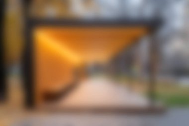 Bu modern minimalist pavyon, doğanın kucağında dinlenmek ve topluluk toplamak için mükemmel sıcak bir ışık ve sakin bir atmosfer sergiliyor..