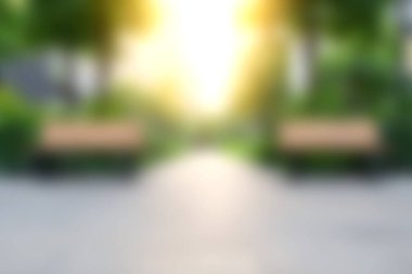 Huzurlu bir park yolu bulanık bençlere sahiptir. Yumuşak odak etkisi ile, doğanın özünü ve sükunetini yakalar..