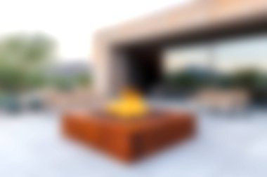 Modern bir açık hava ocağı, arkadaşları ve ailesi için samimi bir buluşma yeri sunar. Davet edilen oturma alanı, huzurlu doğal ortamlarda rahatlığı arttırır..