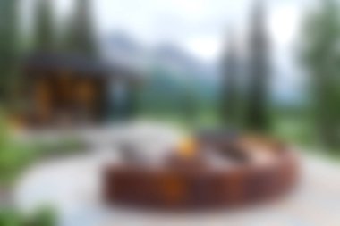 Rahat bir oturma, yemyeşil ve uzun ağaçlarla çevrili rahat bir ateş çukurunun bulunduğu sakin bir açık hava manzarası, rahatlama ve toplanma için mükemmel..