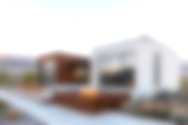 Zarif çizgileri, geniş pencereleri ve sakin doğal çevresi olan modern minimalist bir evin büyüleyici manzarası. Tasarım için mükemmel..