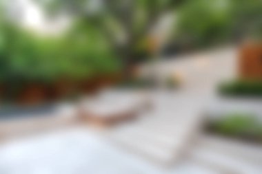 Çağdaş peyzaj, bereketli yeşillik ve doğanın kucağında rahatlamak ve keyif almak için davet eden sakin bir açık alan..