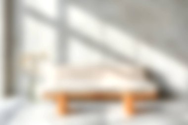 Bu resim, doğal ışıkla yıkanmış bej renkli kanepede, tarafsız duvarlara dayalı, rahat bir oturma odası sahnesini gösteriyor. Rahatlamak için mükemmel bir atmosfer yakalıyor..