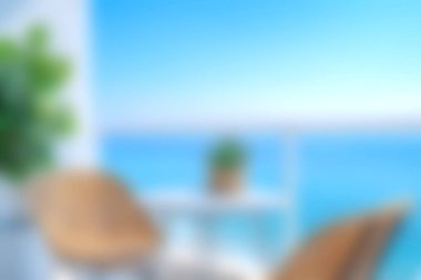 Sahil balkonunun sakinliğini deneyin şık sandalyeler ve parlak bir gökyüzünün altındaki berrak mavi okyanusun çarpıcı manzarasını. Rahatlamak için ideal.