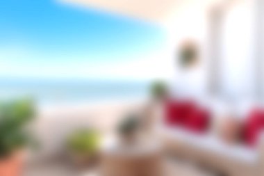 Rahat mobilyaların, renkli yastıkların ve nefes kesici okyanus manzaralarının olduğu parlak ve davetkar bir balkon. Rahatlamak ve keyif almak için mükemmel..