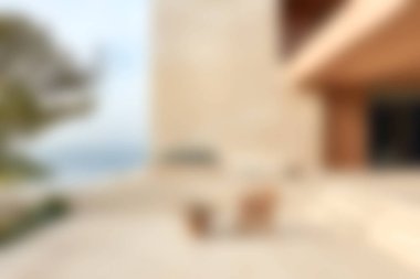 Minimalist tasarım elementlerinin yer aldığı sakin, modern bir açık alan, doğanın güzelliğinin rahatlaması ve tadını çıkarması için mükemmel. Modern ev estetiği için ideal..