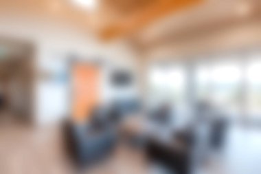 Rahat mobilyaların ve bol doğal ışığın olduğu güzel tasarlanmış bir oturma odası. Rahatlama ve toplanma için mükemmel. Modern dekor davetkar atmosferi zenginleştirir..