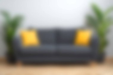 Parlak sarı yastıklı şık, modern bir kanepe oturma odasında rahat bir atmosfer yaratır. Yeşilliklerle çevrili bu iç mekan, konforu zarafetle harmanlıyor..