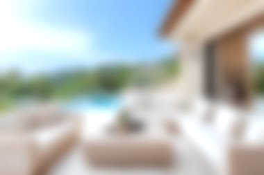 Lüks koltukları ve dingin havuz manzarası olan, rahatlama ve yaz tatili keyfi için mükemmel modern bir açık hava salonunun zarafetini yaşayın..