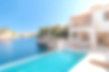 Huzurlu bir ortamda rahatlamak ve lüks içinde yaşamak için mükemmel sonsuz havuzu ve nefes kesici su manzarası olan çarpıcı modern bir villa..