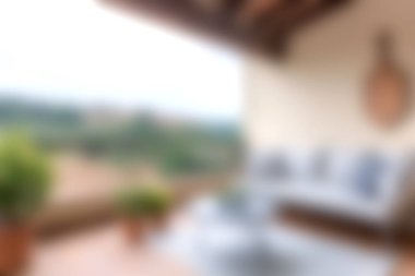 Çağdaş açık hava mobilyalarının bulunduğu sakin bir teras yemyeşil tepeler zeminine kurulmuş. Rahatlama ve rahatlama anları için ideal..