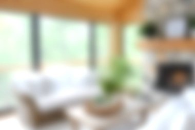 Modern mobilyaların, yemyeşil çiçeklerin ve rahat bir atmosferin olduğu, şık bir ortamda rahatlama ve sosyal toplantılar için mükemmel bir ortam sunan parlak ve hoş bir oturma odası..