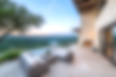 Bu resimde rahat bir oturma odası, yemyeşil bir çerçeve ve güzel bir gün batımı manzarası var. Rahatlamak için mükemmel..