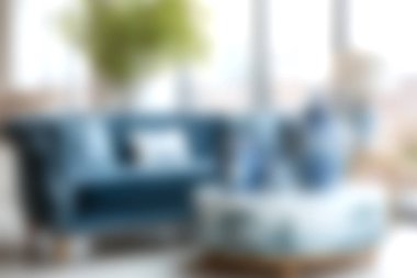 Sıcak, mavi bir kanepe, parlak bir oturma odasında şık bir odak noktası oluşturur. Geniş pencereler ve modern yaşam için mükemmel bir ev bitkisi ile süslenir..