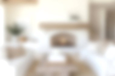 Rahat mobilyaların, sıcak tonların ve doğal ışıklandırmanın bulunduğu modern oturma odası, rahatlama ve aydınlık bir alanda davetkar toplantılar için mükemmeldir..