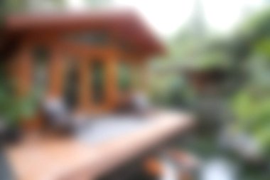 Rahat, ahşap bir kulübe, yemyeşil sularla sarılmış, sakin bir göletin yanında duruyor. Bu huzurlu kaçış, doğayı rahatlatmak ve takdir etmek için mükemmel bir yer..