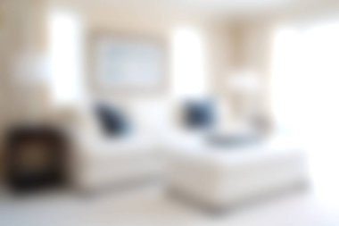 Dekoratif yastıklarla süslenmiş rahat bir kanepenin olduğu parlak ve havadar bir oturma odası, doğal ışık yayılıyor ve minimalist dekor rahat ve davetkar bir atmosfer yaratıyor..