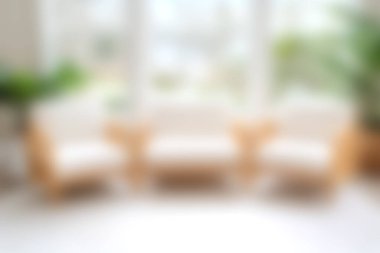 Parlak ve davetkar oturma odasında minimalist mobilyalar, büyük pencereler ve rahat oturma düzenleri rahatlamak ve sosyalleşmek için mükemmel..