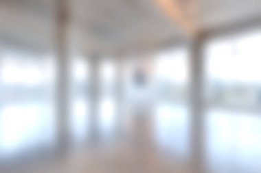 Bu resim, geniş doğal ışık ile bulanık, modern bir iç mekan sergiliyor. Huzurlu ve davetkar bir atmosfer yaratıyor. Yaşam tarzı temaları için mükemmel..